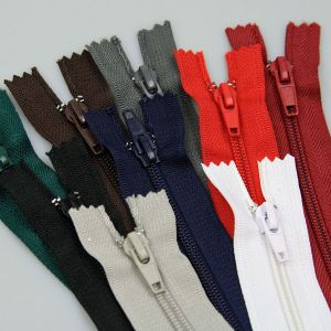 5 mm closed-ended zipper with one slider 16 cm / Different shades