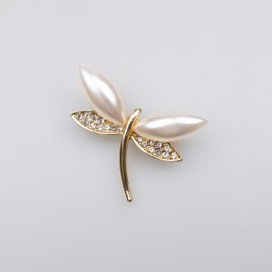 Wedge-shaped brooch with pearl wings