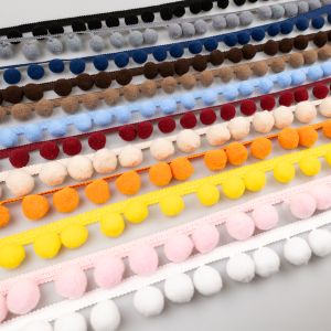 Pompom Trim Big / Different shades
