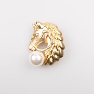 Brooch / golden horse with pearl
