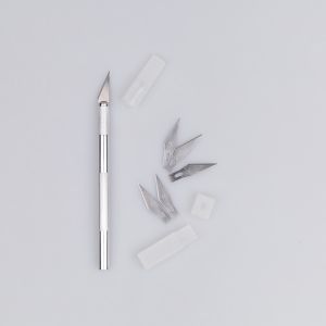 Craft knife with spare blades 14 cm