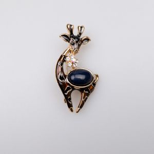 Brooch / Giraffe with flower / gold