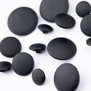 Ümmargune satiiniläikega nööp / erinevad suurused / Must