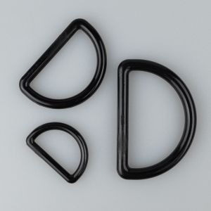 Plastikust D-rõngas / must / Erinevad suurused