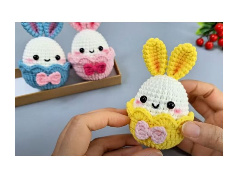 Свяжи милого пасхального кролика в корзинке