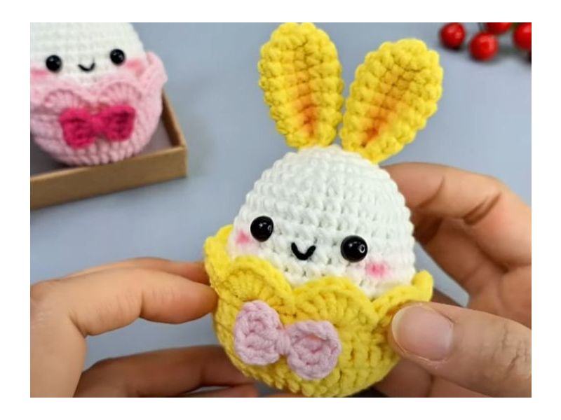 Свяжи милого пасхального кролика в корзинке