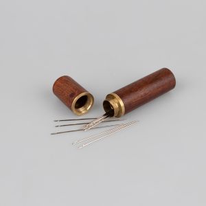 Деревянная трубка с иглами