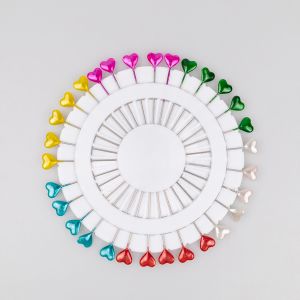 Булавки с пластмассовой головкой на диске /  Сердце